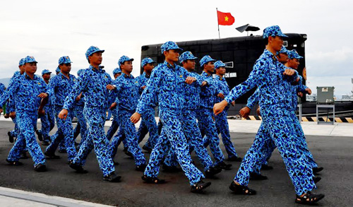 Hé lộ hình ảnh tàu ngầm Kilo huấn luyện ở Cam Ranh  