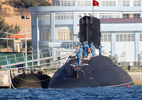 Hé lộ hình ảnh tàu ngầm Kilo huấn luyện ở Cam Ranh  