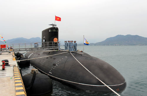 Hé lộ hình ảnh tàu ngầm Kilo huấn luyện ở Cam Ranh  