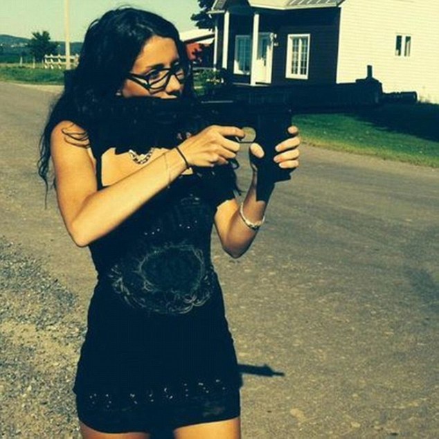 Nữ đạo chích gợi cảm nhất thế giới ra tòa với số tội danh kỷ lục