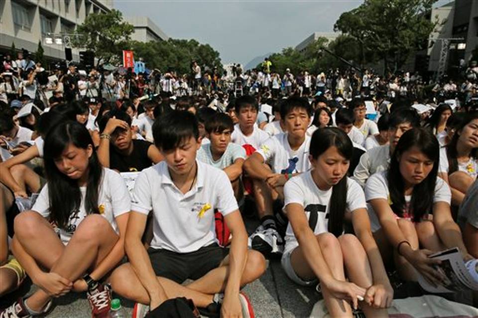 Người biểu tình xông vào trụ sở chính quyền Hong Kong  