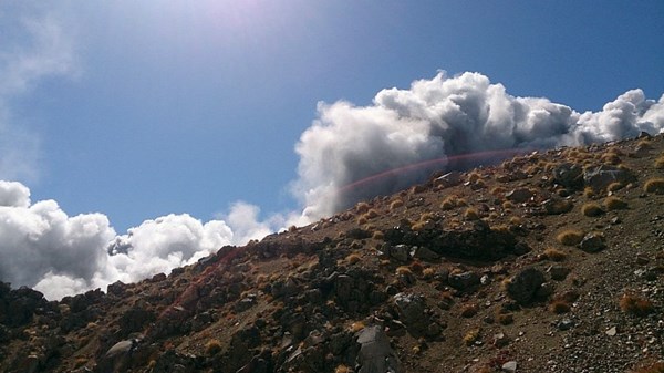 Cận cảnh núi lửa phun trào ở Nhật Bản, 30 người bị thương