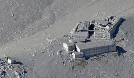 Cận cảnh núi lửa phun trào ở Nhật Bản, 30 người bị thương