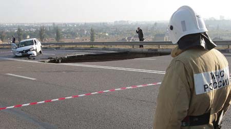 Hố tử thần nuốt chửng xe hơi ở Crimea, 6 người tử nạn