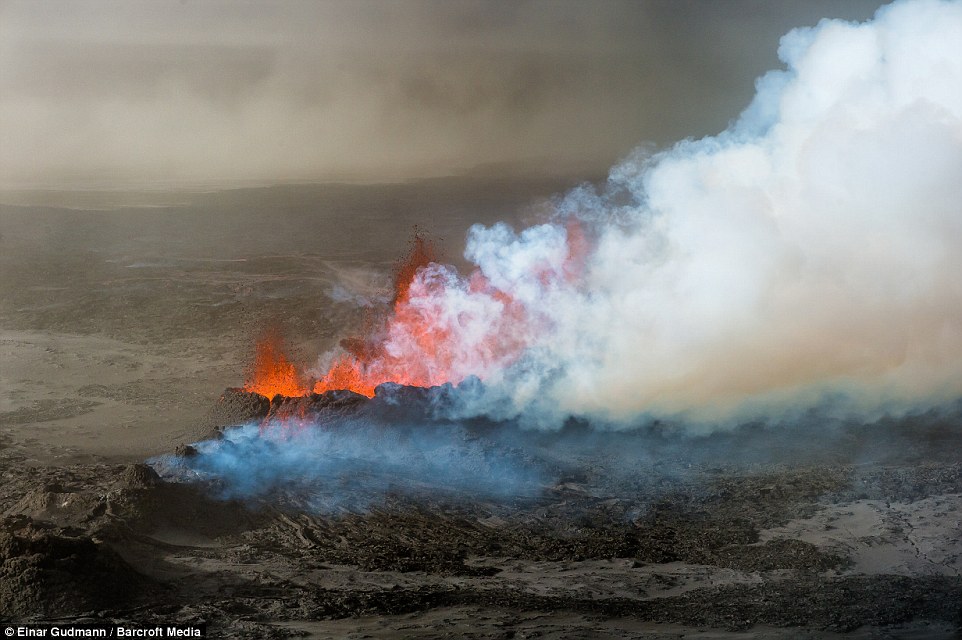 Chiêm ngưỡng cảnh núi lửa 200 năm tuổi ở Iceland phun trào dữ dội