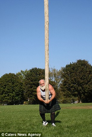 Linh mục khỏe nhất thế giới phá vỡ 19 kỷ lục Guinness  