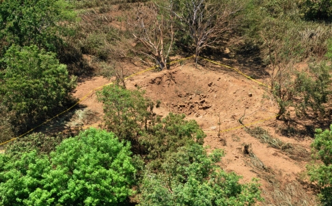 Thiên thạch rơi xuống Trái đất tạo nên miệng hố khổng lồ