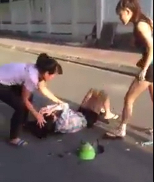 Xôn xao clip “nó ngủ với chồng cháu”