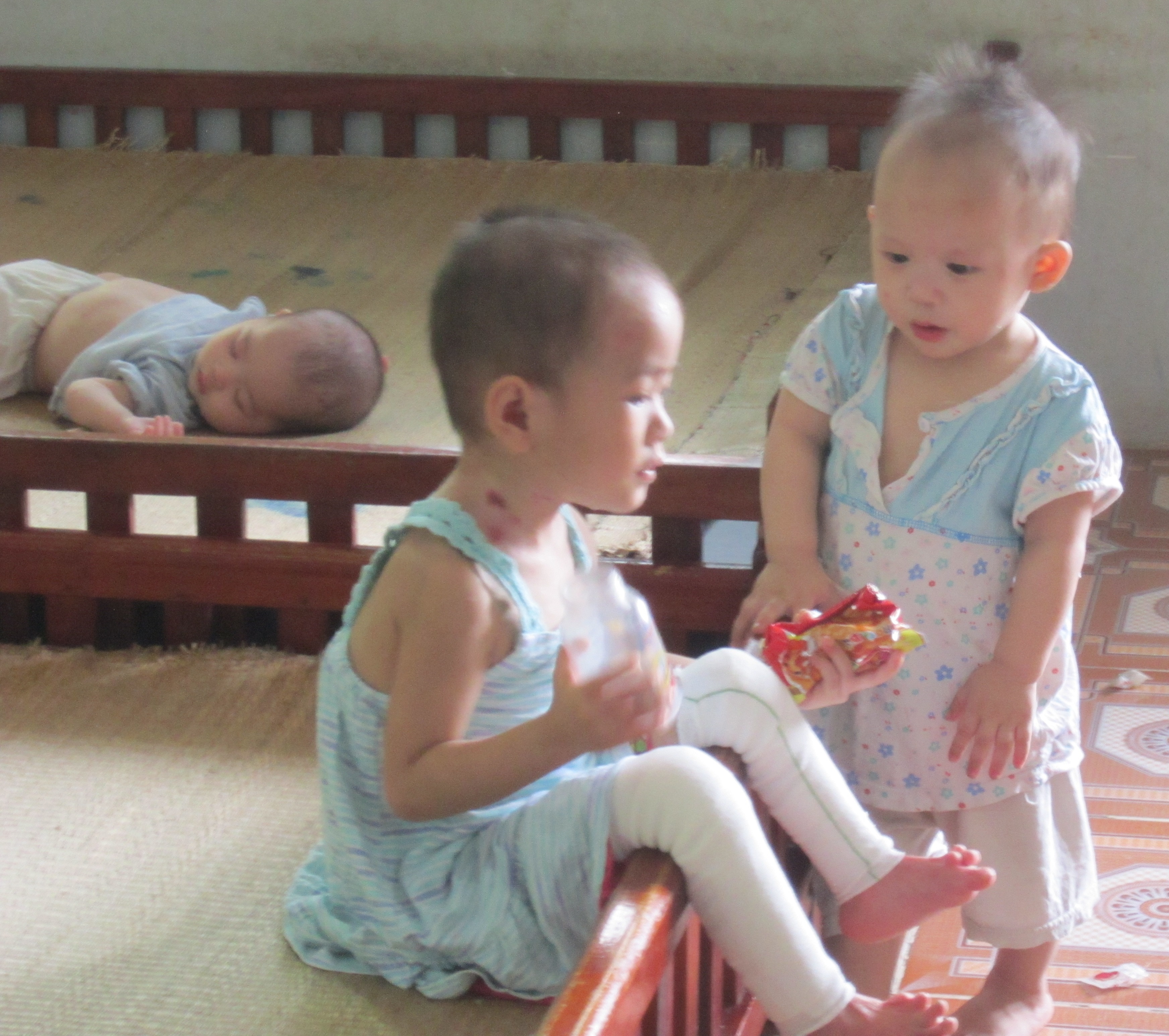 Cuộc sống em bé “có giòi” chùa Bồ Đề bước sang trang mới