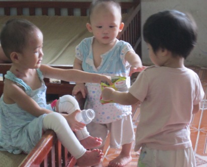 Cuộc sống em bé “có giòi” chùa Bồ Đề bước sang trang mới