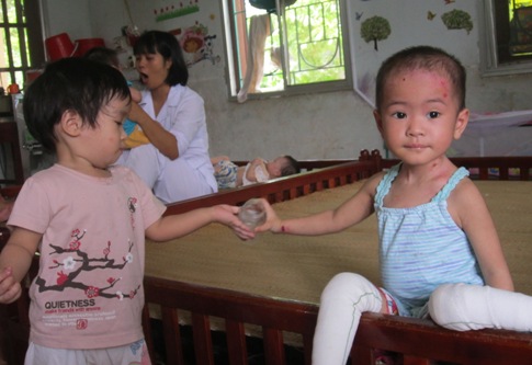 Cuộc sống em bé “có giòi” chùa Bồ Đề bước sang trang mới