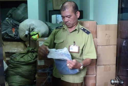 Thu giữ lô ĐTDĐ “xịn” trong đêm trên xe khách