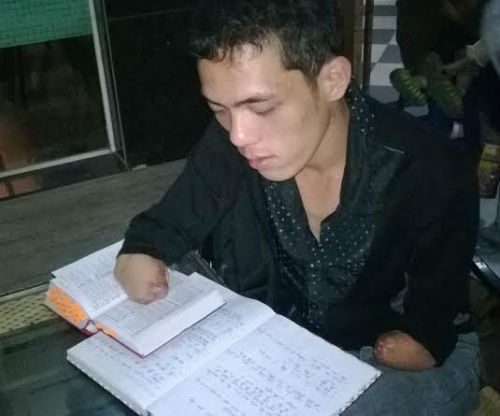 Chàng sinh viên người Dao, “tàn” nhưng không “phế”