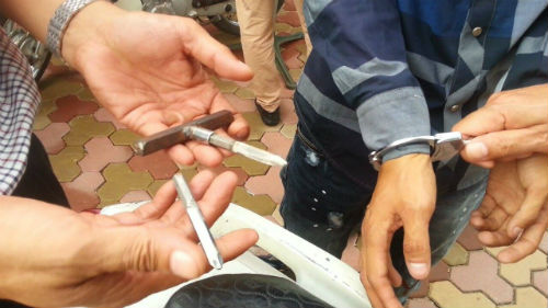 Nam thanh niên mếu máo khi bị lực lượng 141 bắt