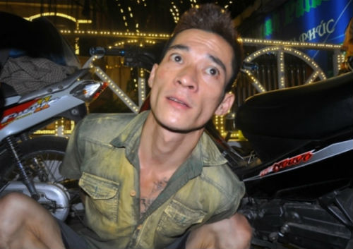 Hà Nội: Nam thanh niên mang súng colt đã lên nòng dạo phố Hà Nội: Nam thanh niên mang súng colt đã lên nòng dạo phố