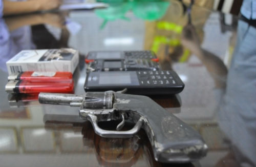 Hà Nội: Nam thanh niên mang súng colt đã lên nòng dạo phố Hà Nội: Nam thanh niên mang súng colt đã lên nòng dạo phố