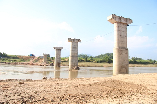 Cầu trăm tỉ đang xây bỏ dở, dân liều mình đi đò