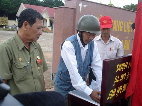 3 tấm bản đồ Việt Nam ghép từ 63 nắm đất nghĩa trang liệt sĩ