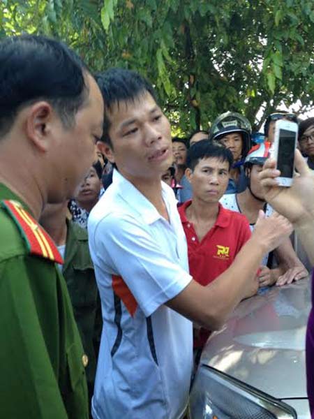 Tạm đình chỉ công tác tài xế vụ “dân vây xe biển xanh”