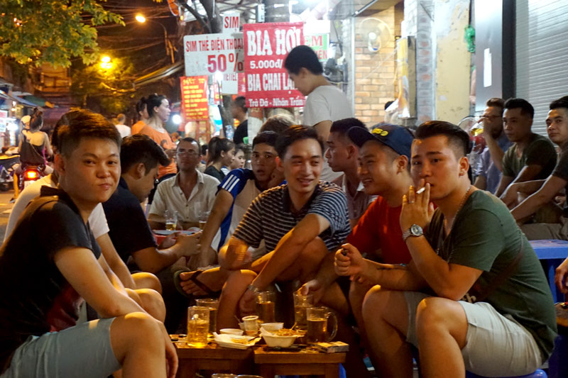 Tận thấy cảnh nhậu đêm tràn lan ở giữa thủ đô