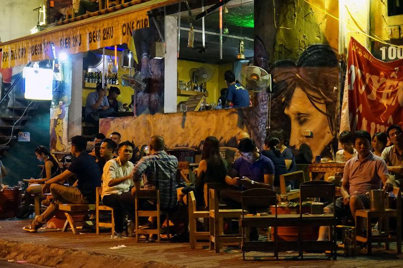 Tận thấy cảnh nhậu đêm tràn lan ở giữa thủ đô