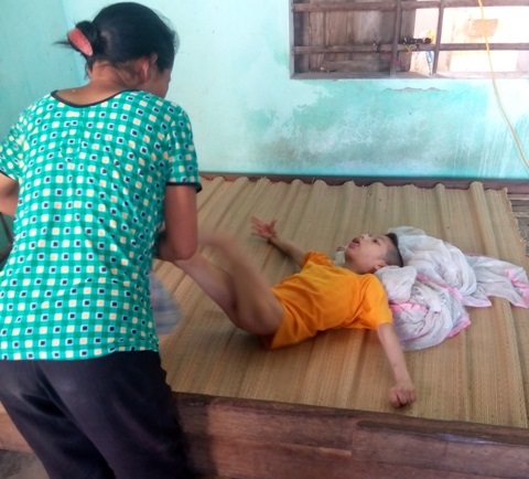 Trẻ tật nguyền “choáng váng” vì tiền xây dựng nông thôn mới