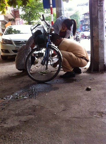 Hình ảnh đẹp CSGT giúp nữ sinh sửa xe đạp gây sốt