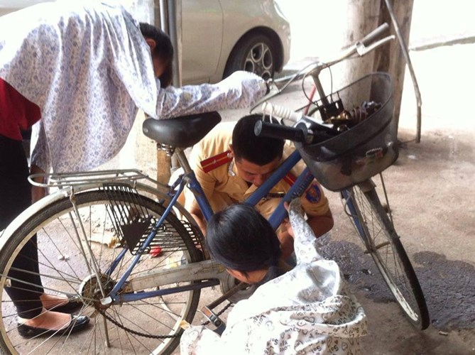 Hình ảnh đẹp CSGT giúp nữ sinh sửa xe đạp gây sốt