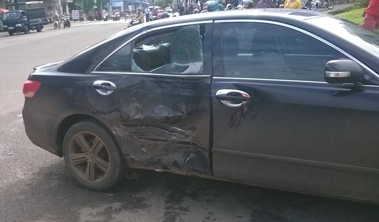 Cố vượt đèn đỏ, xe máy bốc cháy sau cú đâm ô tô