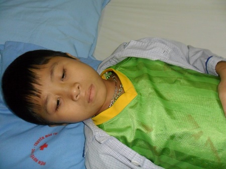 Bé 12 tuổi bị ung thư máu đi viện một mình suốt 3 năm trời