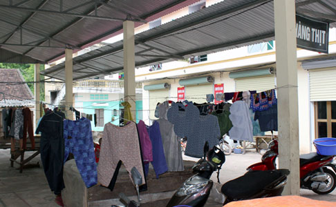 Chợ xây xong, tiểu thương bỏ ra đường kinh doanh Chợ xây xong, tiểu thương bỏ ra đường kinh doanh