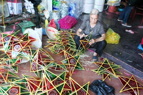 Làng “đèn ông sao” tất bật cho Tết Trung thu