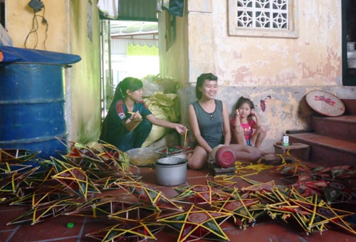 Làng “đèn ông sao” tất bật cho Tết Trung thu