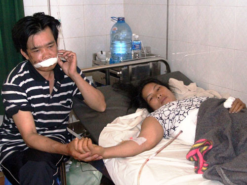 Đuổi theo kẻ gian trộm cà phê, hai vợ chồng bị đâm trọng thương