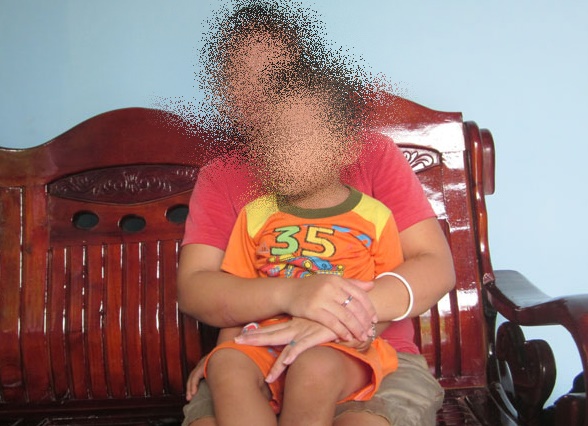 Nỗi đau chồng chất của bé gái phải làm mẹ tuổi 13