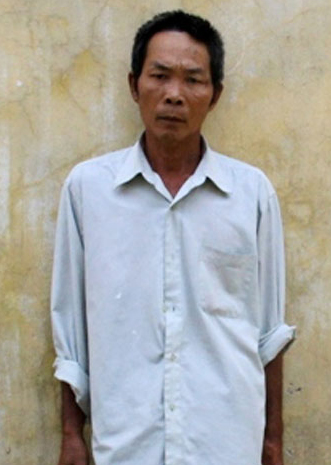 Quặn lòng chồng lót chiếu nằm bên quan tài vợ xin tha thứ cho con