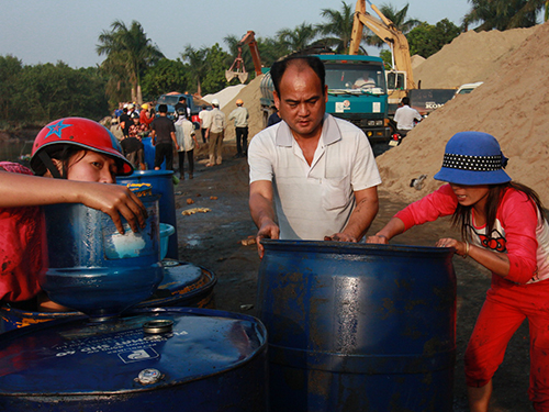 Hải Phòng: Gần 300 tấn hóa chất  tràn ra kênh Đông Bắc