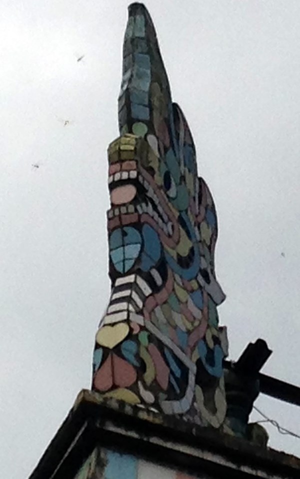 Cận cảnh chùa độc nhất vô nhị dùng chén, đĩa ốp tường