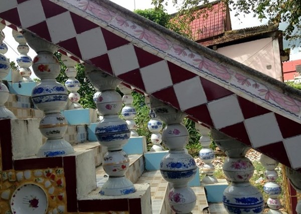 Cận cảnh chùa độc nhất vô nhị dùng chén, đĩa ốp tường