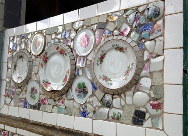 Cận cảnh chùa độc nhất vô nhị dùng chén, đĩa ốp tường