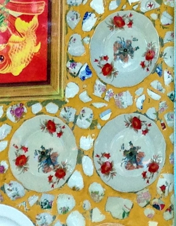 Cận cảnh chùa độc nhất vô nhị dùng chén, đĩa ốp tường