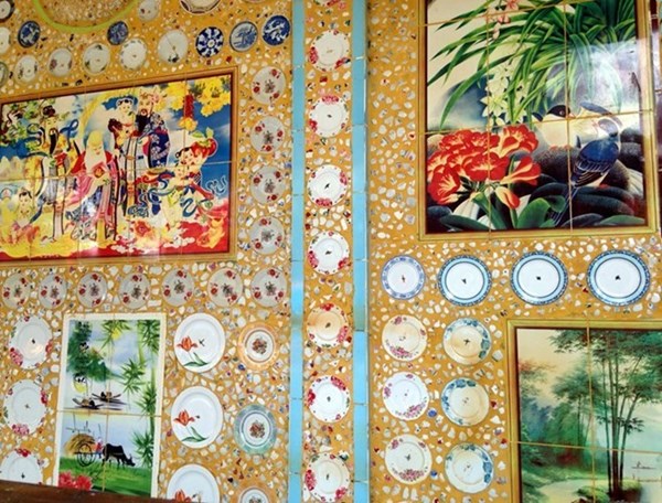 Cận cảnh chùa độc nhất vô nhị dùng chén, đĩa ốp tường