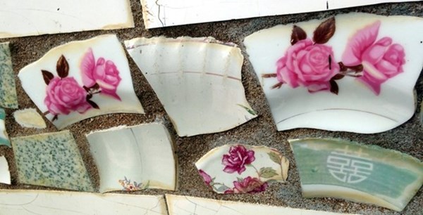 Cận cảnh chùa độc nhất vô nhị dùng chén, đĩa ốp tường