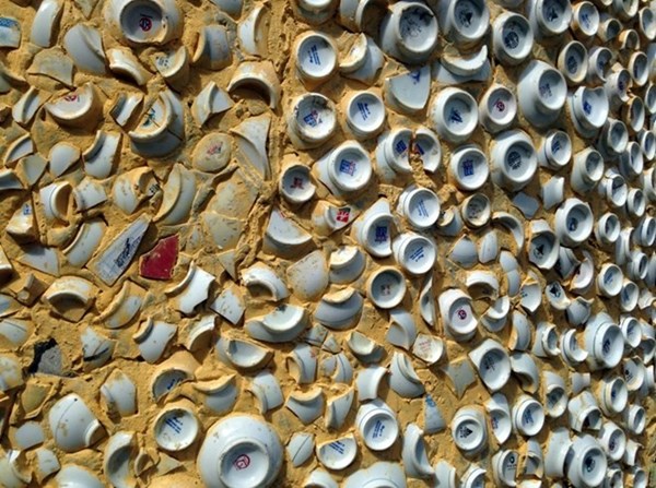 Cận cảnh chùa độc nhất vô nhị dùng chén, đĩa ốp tường