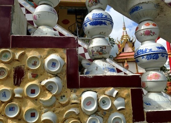 Cận cảnh chùa độc nhất vô nhị dùng chén, đĩa ốp tường