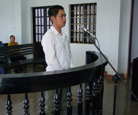 Lãnh án vì đâm chết chú khi vừa nhậu vừa ôm hôn vợ