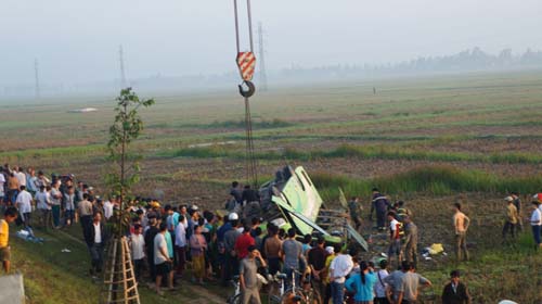 Hé lộ nguyên nhân xe chở 35 người đi ăn cưới bị lật ngửa Hé lộ nguyên nhân xe chở 35 người đi ăn cưới bị lật ngửa