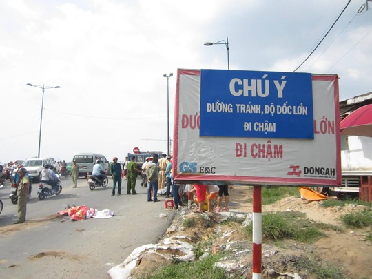 Xe tải cán chết vợ, chồng và con ôm thi thể gào khóc