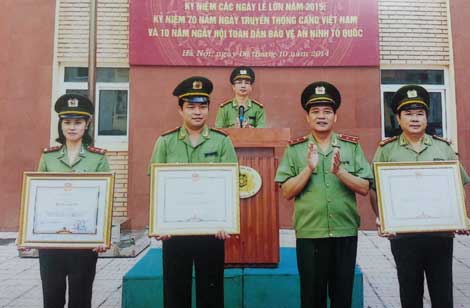 Những bông hồng bên cạnh yếu nhân