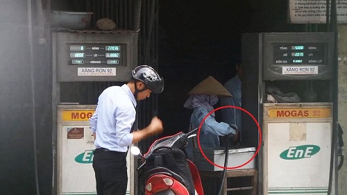 Vạch trần thủ đoạn gian lận mới của nhân viên cây xăng
